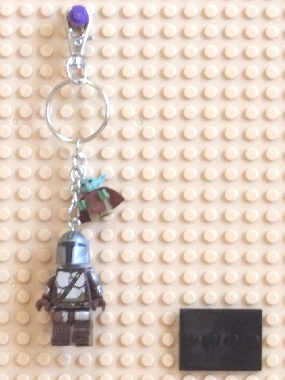 Minifigure Keychain- Star Wars The MANDALORIAN Mando CHILD Grogu Charm Stand New